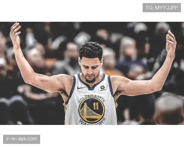 克莱·汤普森三分高效命中率拉开防线对勇士贡献显著